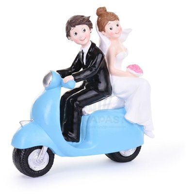 "Adorables Pareja de Novios en Vespa Roja: Detalle Único para Bodas"