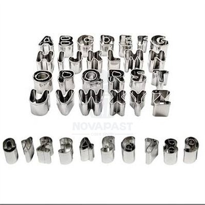 Coffret mini découpoirs lettres & chiffres en métal